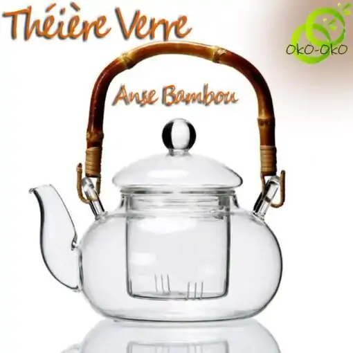 Tetera de Vidrio Asa de Bambú | OkO-OKO™ Tetera de vidrio con mango de bambú sobre fondo blanco | OkO-OkO™