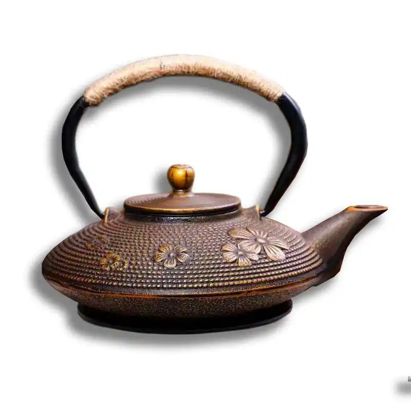 Théière en fonte Japonaise <br>Dorée Fleurie | OkO-OKO™ Théière en Fonte Japonaise Dorée sur fond blanc | oko oko