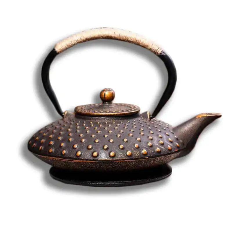 Théière en fonte Japonaise <br>Dorée | OkO-OKO™ Théière en fonte Japonaise Dorée sur fond blanc | oko-oko