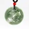 Bijou Spirituel <br> Collier Dragon (Jade). | OkO-OKO™ Collier Pendentif Dragon sur fond blanc | OkO-OkO