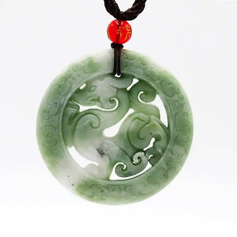 Bijou Spirituel <br> Collier Dragon (Jade). | OkO-OKO™ Collier Pendentif Dragon sur fond blanc | OkO-OkO
