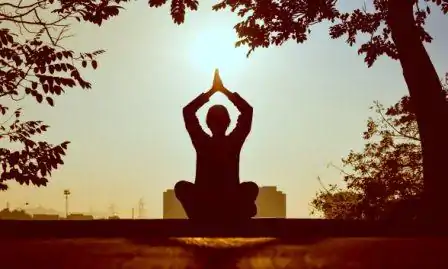 Aromathérapie, le guide Indispensable | OkO-OKO™ Homme assis en lotus méditation oko oko