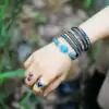 Bijou Lithothérapie «br» Bague Pierre naturelle brute. | OkO-OKO™ bague-pierre-naturelles-brute exemple sur une main de femme | okooko