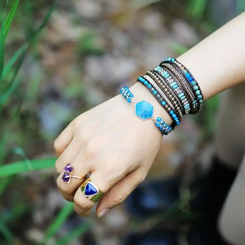 Bijou Lithothérapie «br» Bague Pierre naturelle brute. | OkO-OKO™ bague-pierre-naturelles-brute exemple sur une main de femme | okooko