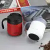 Taza con asa isotérmica sobre mesa | oko-oko
