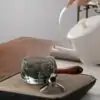Théière Rotative en Verre 500 ml | OkO-OKO™ Belle Théière rotative en verre transparent exemple d'utilisation pendant le service oko-oko-