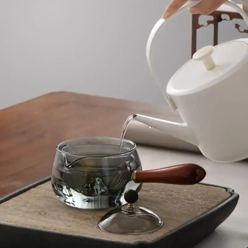 Théière Rotative en Verre 500 ml | OkO-OKO™ Belle Théière rotative en verre transparent exemple d'utilisation pendant le service oko-oko-