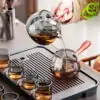 Théière Rotative en Verre 500 ml | OkO-OKO™ Belle Théière rotative pendant le service oko-oko