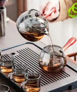 Belle Théière rotative pendant le service oko-oko
