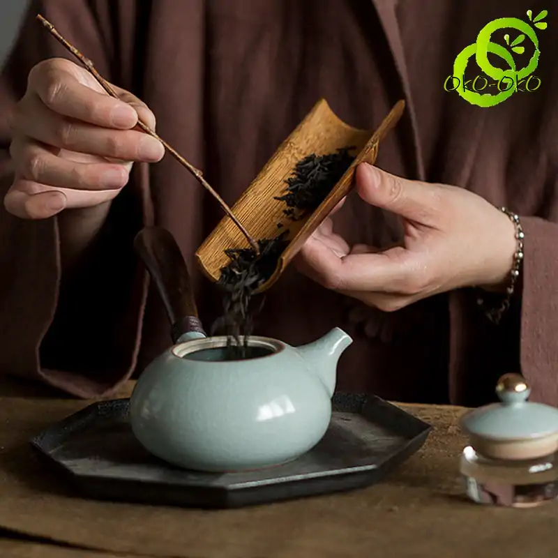 Théière Céramique <br> Japonaise (Sablée ou Blanche) | OkO-OKO™ Théière-céramique-japonaise-Céladon-durant le service service