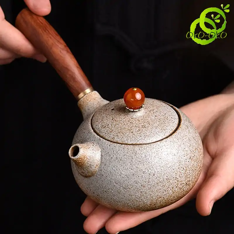Théière Céramique <br> Japonaise (Sablée ou Blanche) | OkO-OKO™ Théière-céramique-japonaise-dans-une-main.