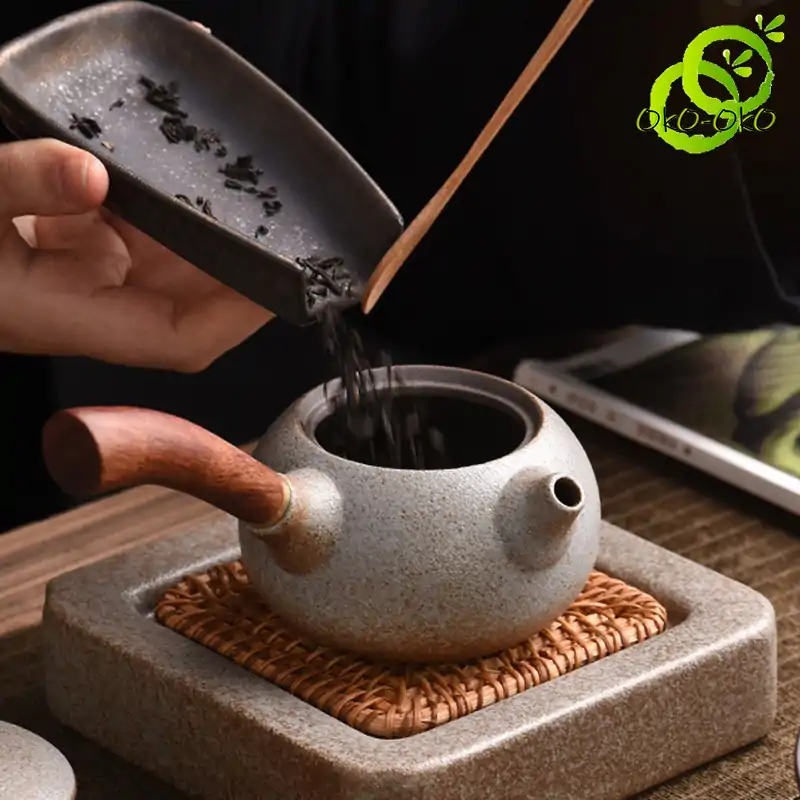 Théière Céramique <br> Japonaise (Sablée ou Blanche) | OkO-OKO™ Théière-céramique-japonaise-durant le service