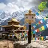 Molinillo de oración tibetano con mantras grabados | OkO-OKO™ Primer plano de un moulin priere tibetano de latón con mantras y mango de madera oscura frente a un fondo de templo montañoso pintoresco