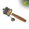 Molinillo de oración tibetano con mantras grabados | OkO-OKO™ Primer plano de un moulin priere tibetain mantras con un mango de madera pulida y un cilindro de metal plateado con piedras preciosas
