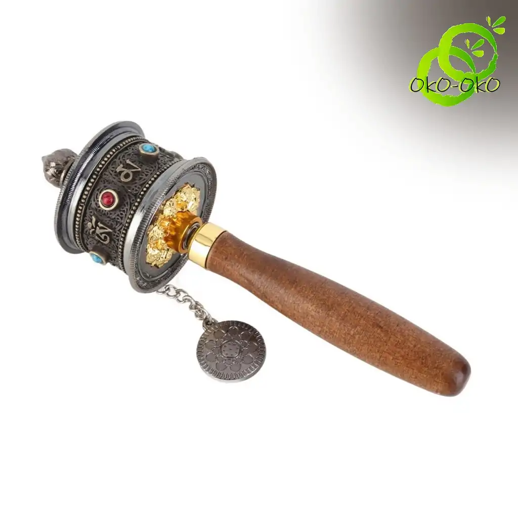 Molinillo de oración tibetano con mantras grabados | OkO-OKO™ Primer plano de un moulin priere tibetain mantras con un mango de madera pulida y un cilindro de metal plateado con piedras preciosas