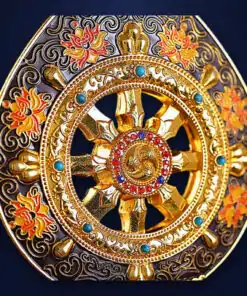 Roue du Dharma dorée ou Dharmachakra aux détails précieux et dorés