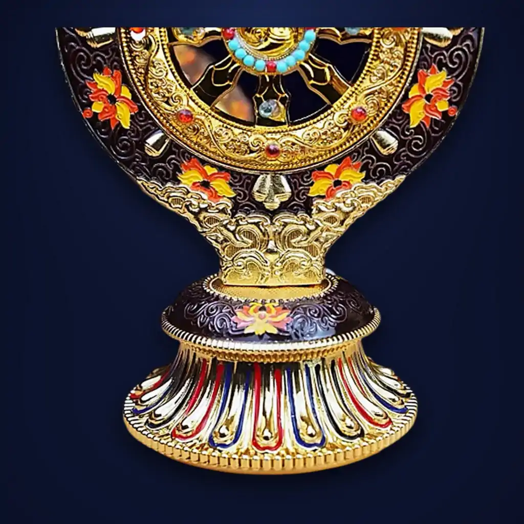 Roue du Dharma dorée ou Dharmachakra aux détails précieux et dorés | OkO-OKO™ Close-up of the ornate base of this roue dharma doree dharmachakra with colorful floral patterns and golden engravings
