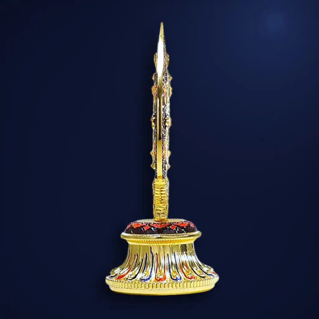 Roue du Dharma dorée ou Dharmachakra aux détails précieux et dorés | OkO-OKO™ Close-up side view of a golden roue dharma doree dharmachakra featuring intricate red and blue enamel engraved details