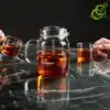 Glass Teapot with Retractable Filter | OkO-OKO™ théière verre filtre transparente avec système de filtration ascendant descendant sur table noire marbrée